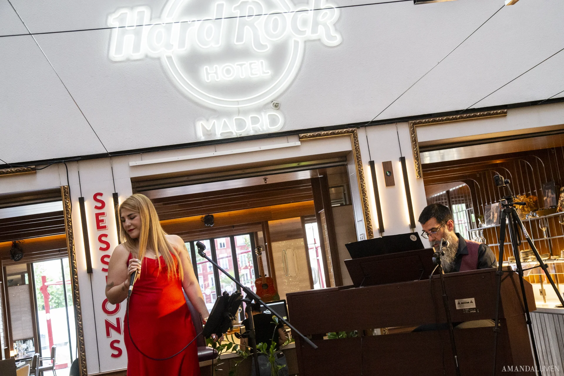 Red Vest — piano y voz en directo